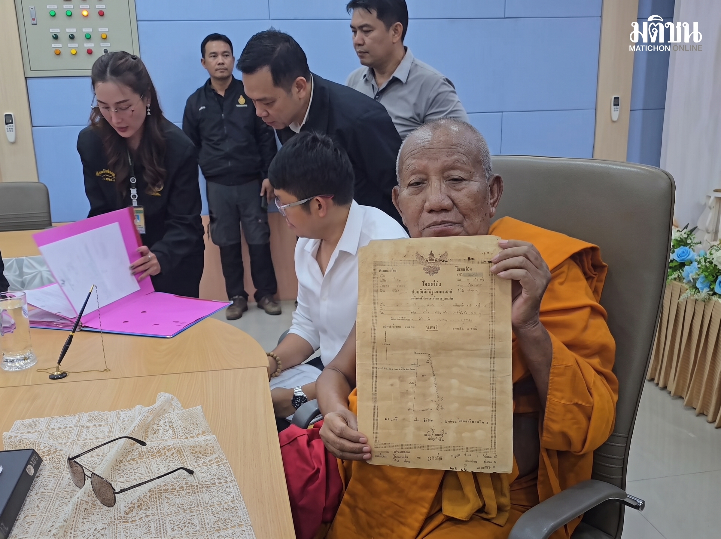 เจ้าอาวาสวัดป่าอดุลยารามและทนายกองทัพธรรมแสดงโฉนดที่ดินตัวจริง ณ สำนักงานที่ดินจังหวัดขอนแก่น